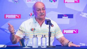 Enrique Bonilla habla en conferencia de prensa en Cancún