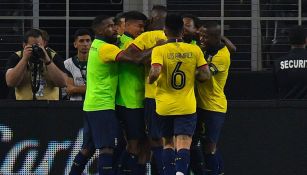 Jugadores de Ecuador celebran gol contra México