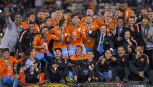 Jugadores del América celebran el título de Copa MX