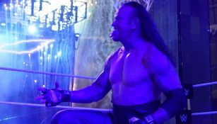 Undertaker festeja después de derrotar a Goldberg