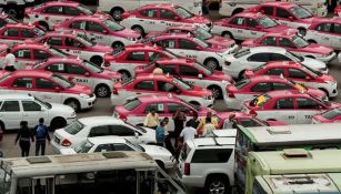 Taxistas se manifiestan contra aplicaciones de autos particulares