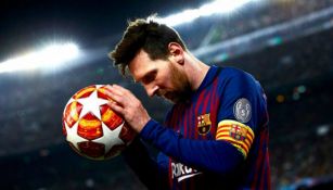Messi inclina la cabeza ante el balón de la Champions 