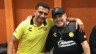 Martínez y Maradona posan para la fotografía