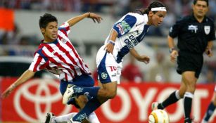 Oribe disputa un balón como jugador de Chivas en 2005 en la Libertadores