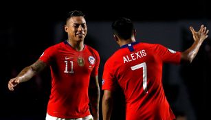 Alexis y Vargas celebran un gol de Chile a Japón