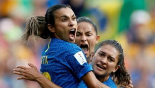 Marta celebra gol junto a sus compañeras