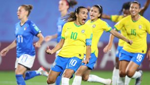 Marta celebra gol contra Italia 
