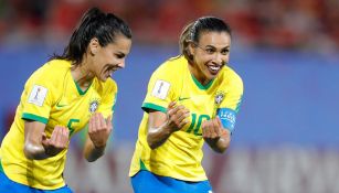 Marta (derecha) festeja su gol junto a Thaisa
