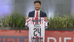 Oribe Peralta muestra su playera con el '24'