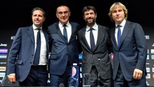 Sarri, junto a directivos de la Juventus en su presentación 