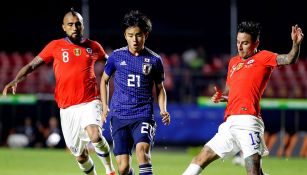 Kubo conduce el balón en juego contra Chile