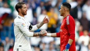 Sergio Ramos y Navas se saludan durante un partido del Madrid