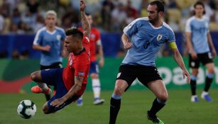 Godín pelea un balón con Vargas en la Copa América 