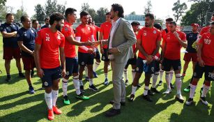 Amaury Vergara, saludando a los jugadores del plantel previo a un entrenamiento