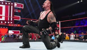 The Undertaker festeja en el ring de la WWE