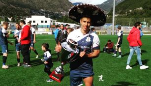 Diego Nájera festeja con un trofeo
