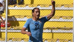 Cáceres celebra un gol con Uruguay