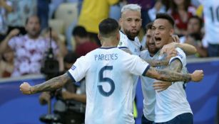 Lautaro Martinez festeja con sus compañeros su gol vs Venezuela