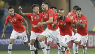 Jugadores de Chile celebran triunfo contra Colombia