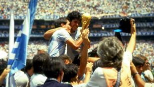 Maradona levanta la Copa de Mundo en México 1986