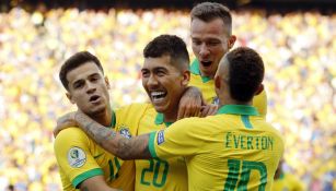 Selección de Brasil celebra una anotación frente a Perú 