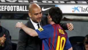 Guardiola se abraza con Messi en un juego del Barcelona
