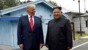 Donald Trump y Kim Jong Un sonríen durante reunión  