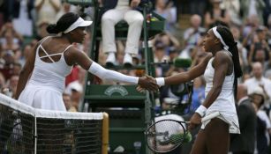 Gauff y Venus Williams se dan la mano tras el partido