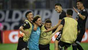 Ochoa festeja con sus compañeros tras detener penalti a Costa Rica