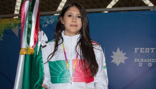 Paola Pliego posa junto a la bandera de México