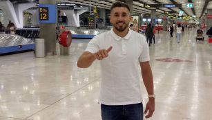 Héctor Herrera, saludando en su llegada a Madrid