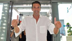 Buffon saluda previo a los exámenes médicos con la Juve