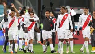 Jugadores peruanos festejan el triunfo contra Chile