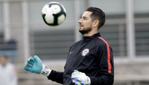 Gabriel Arias controla el balón en un entrenamiento de Chile