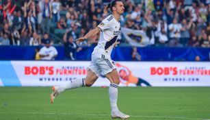 Zlatan Ibrahimovic festeja gol con el Galaxy