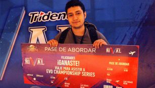 MikeSaftig sostiene su premio tras ganar el Torneo Rival de la LMV