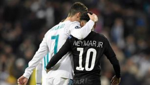 Cristiano y Neymar se abrazan tras un choque en Champions
