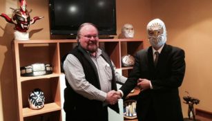 Lutteroth obsequia la máscara de Místico al Embajador de Japón