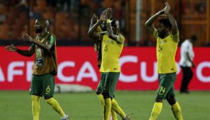 Jugadores de Sudáfrica aplauden tras vencer a Egipto