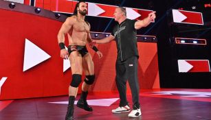 Shane McMahon y Drew McIntyre en la rampa rumbo al ring