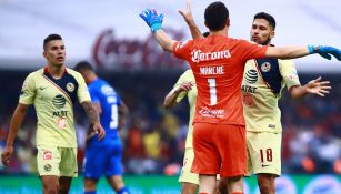 Marchesín, Valdez y Uribe celebran un gol de América 