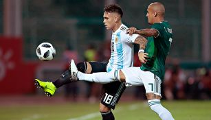 Lautaron Martínez cubre el balón en juego contra México