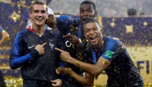 Griemzmann, Kylian y Pogba tras ganar la Copa del Mundo en 2018