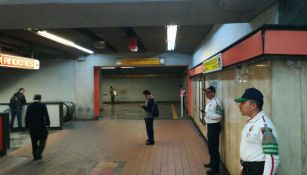 Policías resguardan las instalaciones del Metro de la CDMX
