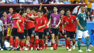 Jugadores de Corea del Sur festeja victoria contra Alemania 