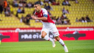 Radamel Falcao disputa un juego con el Mónaco 