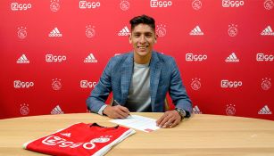 Edson Álvarez firma su contrato con el Ajax