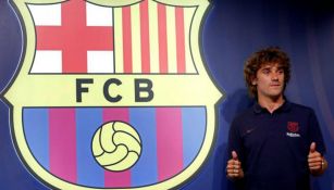 Griezmann posa con el escudo del Barcelona
