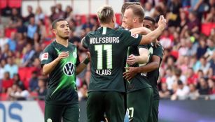 Wolfsburgo celebra una anotación durante un partido de pretemporada