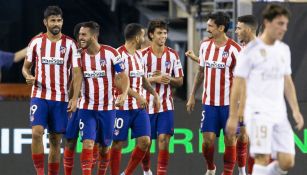 Jugadores del Atlético de Madrid festejan un gol al Real Madrid